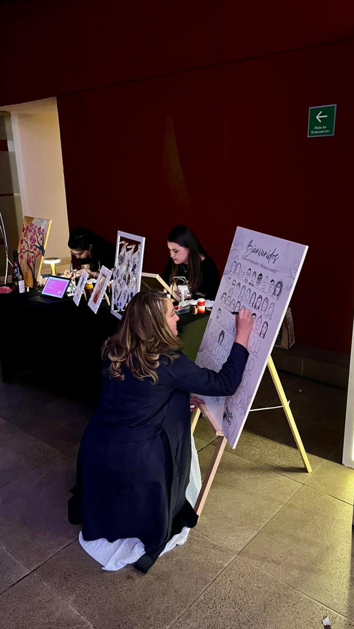 Artista trabajando en un evento en interiores