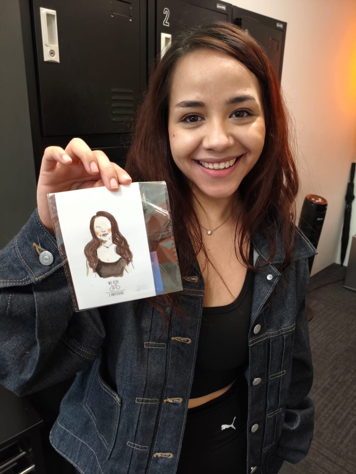 Invitada con su retrato