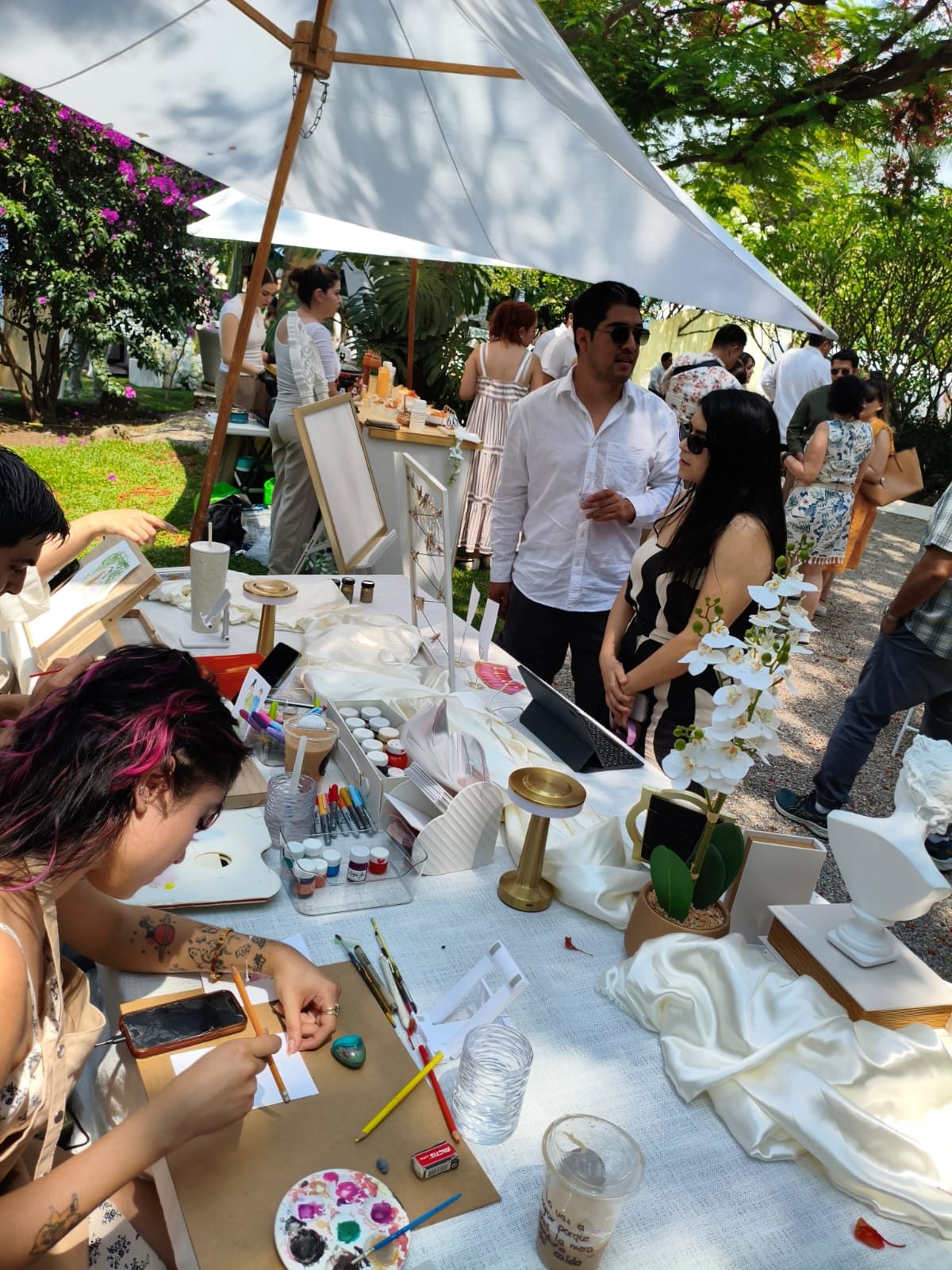 Artistas trabajando en un evento