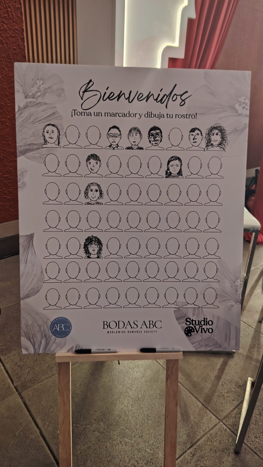 Letrero de caritas para firmar en la entrada del evento